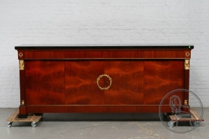 картинка Старинный комод из красного дерева с бронзовыми накладками салоне старинных вещей "Шебби" являющийся официальным дистрибьютором в России и Беларуси