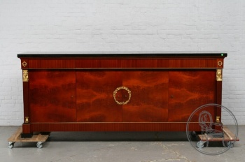 Старинный комод из красного дерева с бронзовыми накладками код. BE4097499