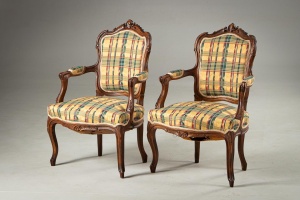 картинка Пара старинных резных кресел салоне старинных вещей "Шебби" являющийся официальным дистрибьютором в России и Беларуси