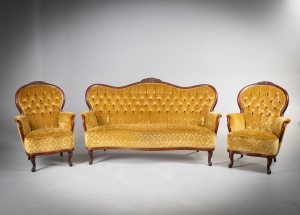 картинка Старинный комплект: диван и два кресла в бархатной обивке с каретной стяжкой салоне старинных вещей "Шебби" являющийся официальным дистрибьютором в России и Беларуси