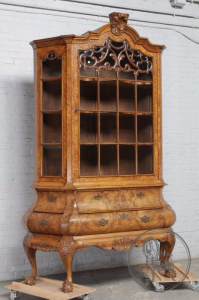 картинка Антикварная витрина салоне старинных вещей "Шебби" являющийся официальным дистрибьютором в России и Беларуси