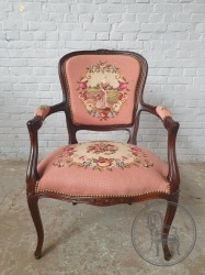 Антикварный ореховый стул с гобеленовой обивкой код. BE4150610