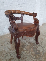 Антикварное дубовое кресло с резьбой и обивкой из натуральной кожи код. BE4096935