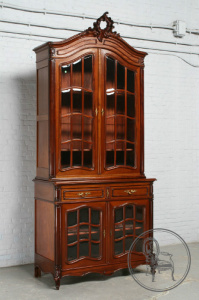 картинка Антикварная витрина из красного дерева со стеклянными фасадами салоне старинных вещей "Шебби" являющийся официальным дистрибьютором в России и Беларуси