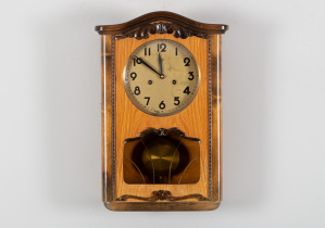 картинка Старинные настенные часы салоне старинных вещей "Шебби" являющийся официальным дистрибьютором в России и Беларуси