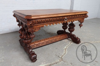 Антикварный дубовый письменный стол на "коньках" восьмигранной формы декорированный объемной резьбой код.&nbsp;BE4165328