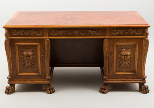 картинка Антикварный письменный стол салоне старинных вещей "Шебби" являющийся официальным дистрибьютором в России и Беларуси