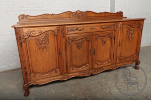 картинка Антикварный дубовый комод с резными завитками салоне старинных вещей "Шебби" являющийся официальным дистрибьютором в России и Беларуси