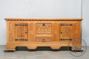 картинка Старинный комод в готическом стиле с коваными элементами салоне старинных вещей "Шебби" являющийся официальным дистрибьютором в России и Беларуси