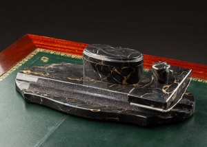 картинка Старинный настольный письменный прибор из черного камня салоне старинных вещей "Шебби" являющийся официальным дистрибьютором в России и Беларуси