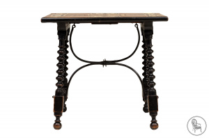 картинка Антикварный столик салоне старинных вещей "Шебби" являющийся официальным дистрибьютором в России и Беларуси