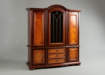 Старинный трехдверный шкаф с вставками из корня ореха код. RM4118646