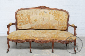 картинка Антикварное канапе из ореха в стиле рококо с гобеленовой обивкой салоне старинных вещей "Шебби" являющийся официальным дистрибьютором в России и Беларуси