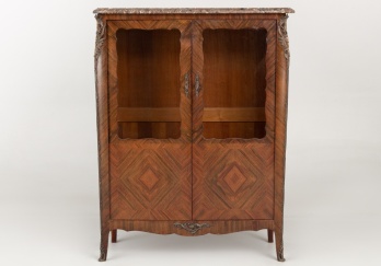 Антикварный посудный шкаф с литыми бронзовыми накладками код. RM4099922