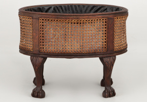 картинка Старинное кашпо для цветов салоне старинных вещей "Шебби" являющийся официальным дистрибьютором в России и Беларуси