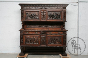 Антикварный буфет со сценами сражения и львами у подножья код. BE3259286