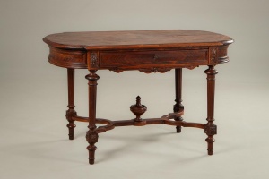 картинка Антикварный письменный стол из красного дерева салоне старинных вещей "Шебби" являющийся официальным дистрибьютором в России и Беларуси