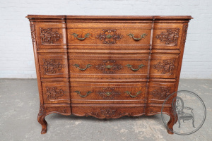 картинка Антикварный комод из дуба в стиле рококо с тремя ящичками салоне старинных вещей "Шебби" являющийся официальным дистрибьютором в России и Беларуси