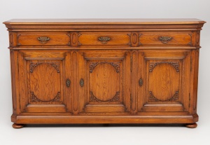 картинка Старинный дубовый комод с вензельной резьбой салоне старинных вещей "Шебби" являющийся официальным дистрибьютором в России и Беларуси