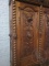Антикварный шкаф, декорированный резьбой в охотничьей тематике код. BE4096947 фото 1