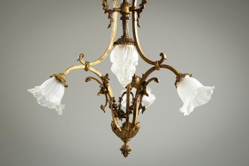 Антикварная люстра с извилистыми рожками с цветочным декором и плафонами из матового стекла код.&nbsp;RM4107760