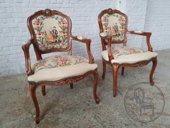 Старинные ореховые кресла с гобеленом код. BE4097543