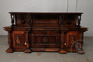 картинка Антикварный комод с колоннами в виде сидящих человеческих фигур салоне старинных вещей "Шебби" являющийся официальным дистрибьютором в России и Беларуси