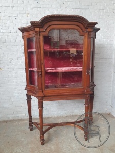 картинка Антикварная витрина с гнутыми боковыми стеклами салоне старинных вещей "Шебби" являющийся официальным дистрибьютором в России и Беларуси