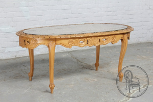 картинка Старинный столик салоне старинных вещей "Шебби" являющийся официальным дистрибьютором в России и Беларуси