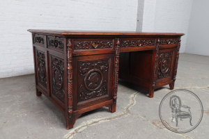 картинка Антикварный стол салоне старинных вещей "Шебби" являющийся официальным дистрибьютором в России и Беларуси