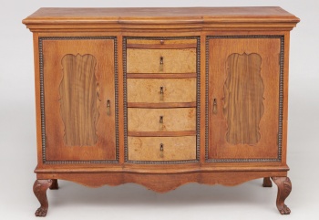 Старинный комод на гнутых ножках, декорированных в виде львиных лап код.&nbsp;RM4100824