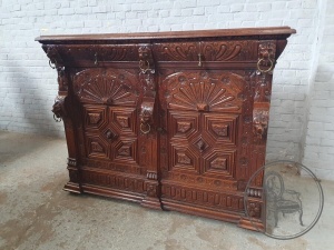 картинка Антикварный дубовый комод в Мехельском стиле салоне старинных вещей "Шебби" являющийся официальным дистрибьютором в России и Беларуси