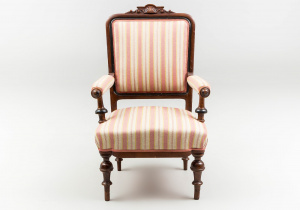 картинка Антикварное кресло салоне старинных вещей "Шебби" являющийся официальным дистрибьютором в России и Беларуси