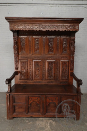 Резная антикварная скамья из дуба с изображением рыцарей код. BE107208