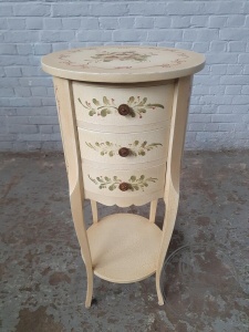 картинка Старинный расписной комод салоне старинных вещей "Шебби" являющийся официальным дистрибьютором в России и Беларуси