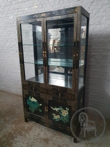 картинка Старинная витрина в стиле шинуазри салоне старинных вещей "Шебби" являющийся официальным дистрибьютором в России и Беларуси