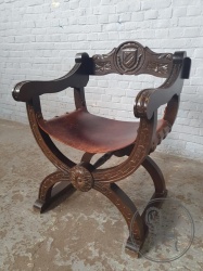 Антикварное курульное кресло с отделкой из кожи код. BE4097710