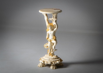 Антикварная подставка с изображением путти из дерева с ониксом код.&nbsp;RM4165599