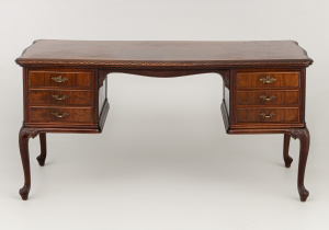 картинка Старинный письменный стол салоне старинных вещей "Шебби" являющийся официальным дистрибьютором в России и Беларуси