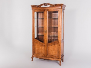 картинка Посудный шкаф салоне старинных вещей "Шебби" являющийся официальным дистрибьютором в России и Беларуси