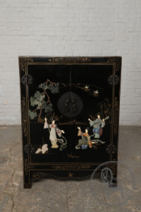 картинка Старинная тумбочка салоне старинных вещей "Шебби" являющийся официальным дистрибьютором в России и Беларуси