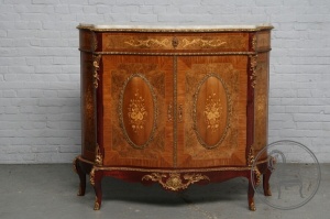 картинка Антикварный комод с бронзовой отделкой и маркетри салоне старинных вещей "Шебби" являющийся официальным дистрибьютором в России и Беларуси