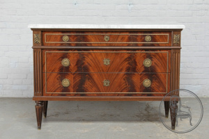 картинка Антикварный комод салоне старинных вещей "Шебби" являющийся официальным дистрибьютором в России и Беларуси