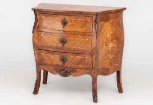 картинка Антикварный комод с маркетри и бронзовыми накладками салоне старинных вещей "Шебби" являющийся официальным дистрибьютором в России и Беларуси