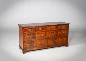 картинка Антикварный комод в георгианском стиле салоне старинных вещей "Шебби" являющийся официальным дистрибьютором в России и Беларуси