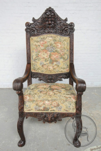 картинка Антикварное кресло декорировано маскароном и лапами грифона на ножках салоне старинных вещей "Шебби" являющийся официальным дистрибьютором в России и Беларуси