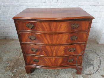 Cтаринный комод из красного дерева с бронзовыми ручками код. BE107118