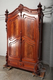 Антикварный шкаф из красного дерева с объемной резьбой в стиле Луи-Филиппа код.&nbsp;BE4165508