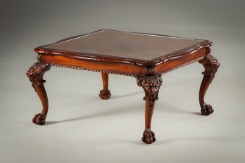 Старинный столик с ротангом и маскаронами код. RM4108441