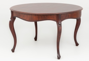 Антикварный стол, декорированный фигурной царгой и гнутыми резными ножками код. RM4100346